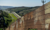 Biden, Trump'ın sınır duvarı projelerini iptal etti
