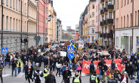 İsveç’te 1 Mayıs yürüyüşü korona virüs protestosuna dönüştü
