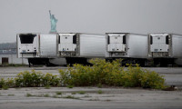 New York’ta 750 cenaze bir yıldan fazladır kamyonlarda bekliyor