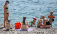Antalya'da sahiller turistlere kaldı