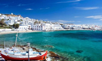 Yunanistan'da yasaklar kalktı adalara akın başladı