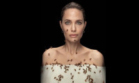 Angelina Jolie, arılar için arılarla poz verdi