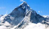 75 yaşındaki adam Everest'e tırmanarak rekor kırdı
