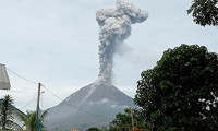 Endonezya'da faaliyete geçen Sinabung Yanardağı kül püskürtmeye başladı