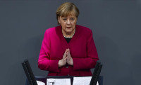 Merkel: Almanya'da üçüncü dalgayı kırmış görünüyoruz