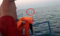 Tekneleri alabora olan amatör 3 balıkçıyı kurtardığı anlar kamerada