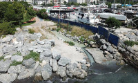 Kadıköy'de denize akan 'renkli su' endişesi