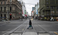 Melbourne'de korona virüs yasakları uzatıldı