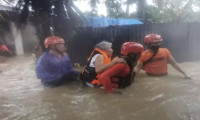 Günlerce süren muson yağmurları nedeniyle  binlerce kişi tahliye edildi