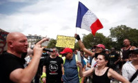 Fransa'da binlerce aşı karşıtı protesto için meydanları doldurdu