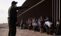 9 bin göçmen ABD'ye gidebilmek için sınırların açılması için bekliyor