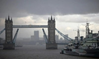 Londra'daki Tower Bridge teknik arıza nedeniyle açık kaldı