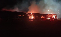 Mersin'de korkutan yangın! 6 depo hasar gördü