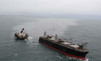 Japonya'da parçalanan kargo gemisinde petrol sızıntısı