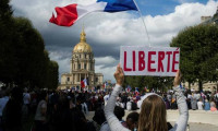 Fransa'da Kovid-19 yasasına protesto