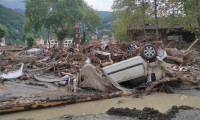 Sel felaketinde can kaybı 77'ye yükseldi