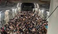 150 kişilik uçakta 640 Afgan, Taliban’dan kaçtı