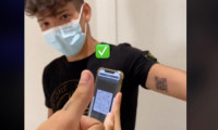 Aşı sertifikasının barkodunu dövme yaptırdı