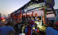 Otobüs TIR'a çarptı, 9 kişi öldü