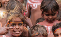 Avustralya hükümetinden ailelerinden koparılan yerli çocuklara tazminat