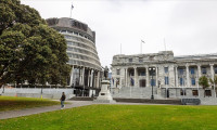Yeni Zelanda'da yasakların süresi yeniden uzatıldı.
