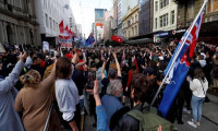 Korona virüs yasaklarını protesto eden göstericiler polisle çatıştı