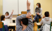 Fransa'da bazı ilkokullarda maske zorunluluğu kalkıyor