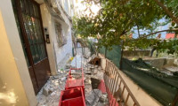 Kadıköy'de 2 balkon kendiliğinden çöktü