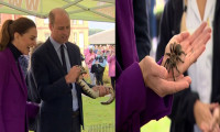 Prens William pitonu, eşi de tarantulayı eline aldı