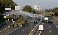Kovid-19 tedbirleri protesto edildi, polis müdahale etti