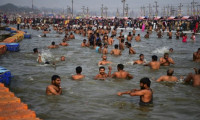 Binlerce Hindu Kovid-19'a rağmen Ganj Nehri'ne girdi
