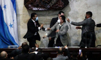 Honduras Kongresi üyeleri yemin töreninde birbirine girdi