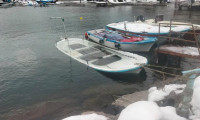 Zonguldak'ta yoğun kardan 5 balıkçı teknesi battı