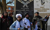 Taliban savaştan kalanlarla şov yapıyor