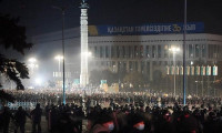 Kazakistan'da halk sokağa döküldü, hükümet istifa etti