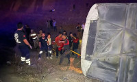 Şanlıurfa'da yolcu otobüsü ve kamyonet devrildi: 25 yaralı