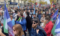 Paris'te binlerce kişi sokaklara döküldü