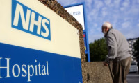 İngiltere'de sağlık sistemi ekonomiye de darbe vuruyor