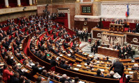 Fransa'da muhalefetin sunduğu 2 gensoru reddedildi