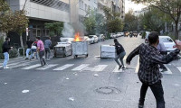 Tahran'da gösteri düzenleyen üniversitelilere polis müdahalesi