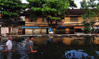 Tayland'da şiddetli yağışlar sele neden oldu