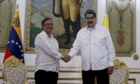 Nicolas Maduro, Gustavo Petro'yu törenle karşıladı