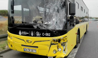 Ümraniye'de İETT otobüsü ile servis aracı çarpıştı