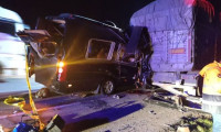 Tiyatro ekibini taşıyan minibüs, TIR'a çarptı: 3 ölü, 8 yaralı