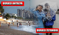 Antalya'da tatilciler denize girip güneşlendi