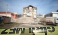 Düzce'deki depremde ağır hasar alan binalar yıkıldı