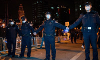 Çin polisinden protestolara barikatlı önlem
