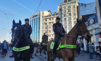 Taksim'de atlı polisler devriyede