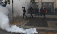 Fransa'da polis, aşı karşıtlarına göz yaşartıcı gazla müdahale etti