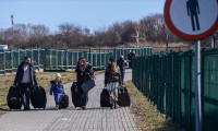 Ukrayna'dan kaçan 30 bin kişi Polonya'ya geçti